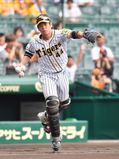 阪神対巨人　シートノックで体を動かす梅野隆太郎（撮影・上田博志）