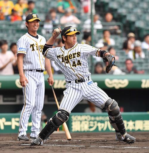 阪神対巨人　シートノックで二塁へ送球する梅野隆太郎（撮影・上田博志）