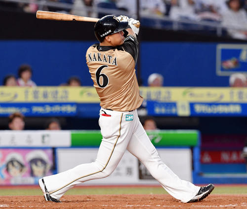 ロッテ対日本ハム　3回表日本ハム2死一塁、中田は2打席連続となる中越え2点本塁打を放つ（撮影・滝沢徹郎）