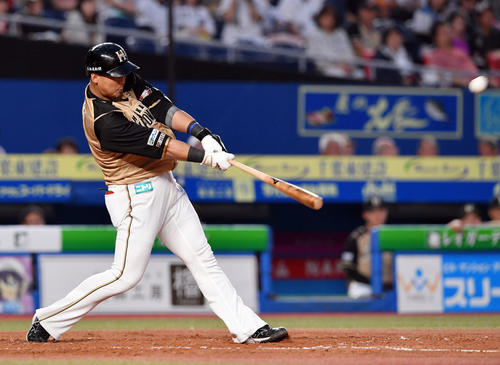ロッテ対日本ハム　3回表日本ハム2死一塁、中田は2打席連続となる中越え2点本塁打を放つ（撮影・滝沢徹郎）