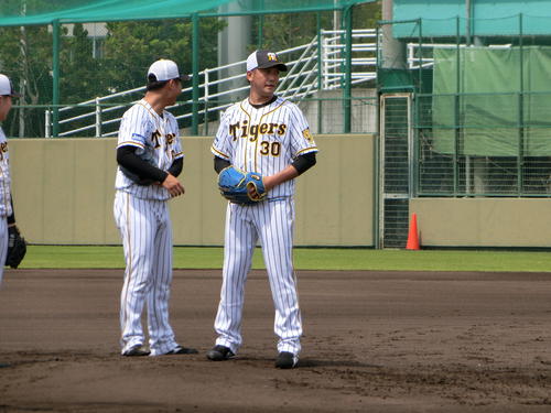 鳴尾浜の残留練習で投手ノックを受ける阪神高野（撮影・奥田隼人）