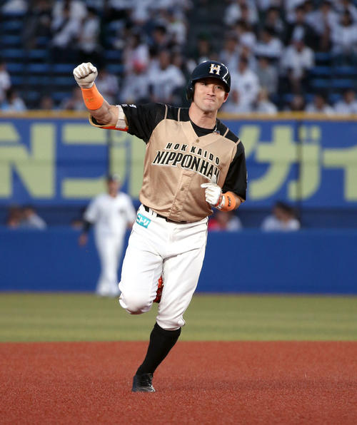 ロッテ対日本ハム　3回表日本ハム2死、右越えソロ本塁打を放ちガッツポーズをする杉谷（撮影・佐藤翔太）