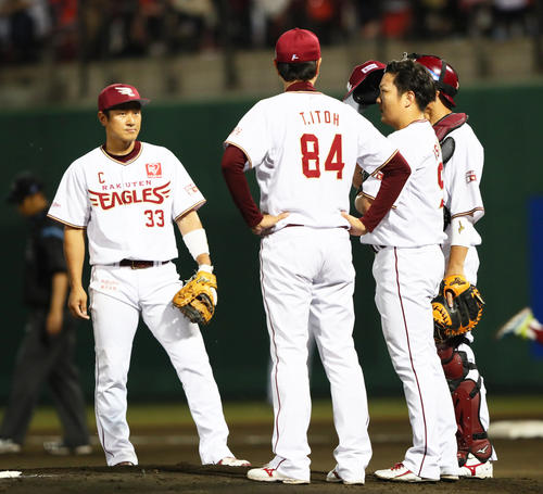 楽天対オリックス　7回表オリックス2死二塁、宗に左前適時打を浴び渋い表情を見せ石橋（右から2人目）（撮影・足立雅史）