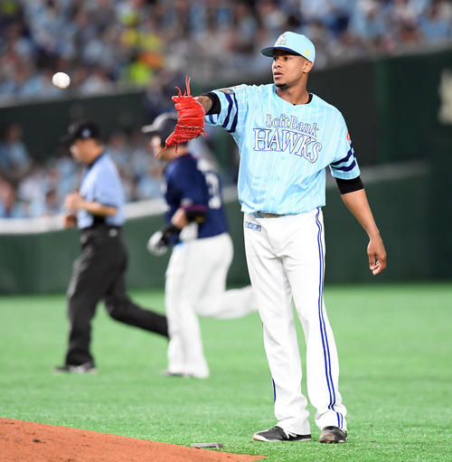 ソフトバンク対西武　6回表西武無死、山川穂高に28号ソロ本塁打を浴びるミランダ（撮影・たえ見朱実）