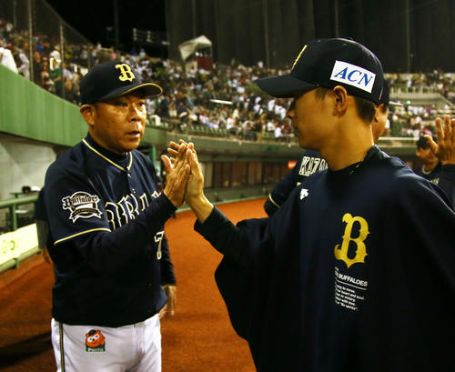 楽天対オリックス　7回無失点で勝利を挙げたオリックス山岡（右）をタッチで迎える西村監督（撮影・足立雅史）