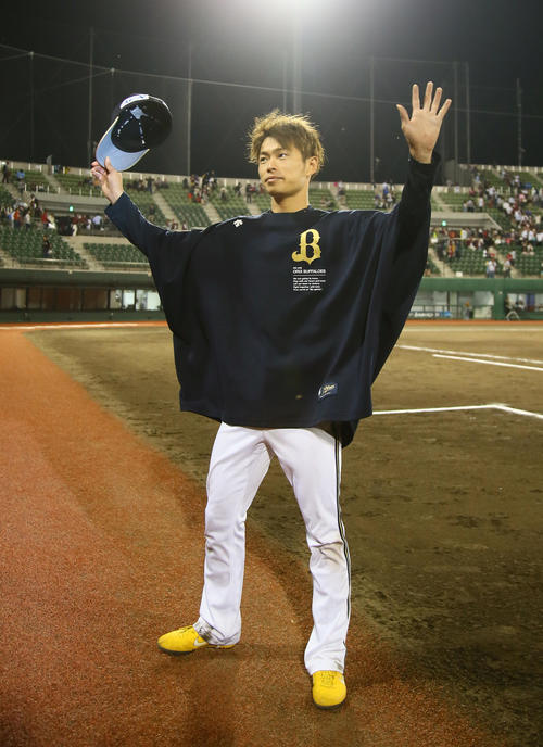 楽天対オリックス　7回無失点の好投で勝利を挙げスタンドの声援に応えるオリックス山岡（撮影・足立雅史）