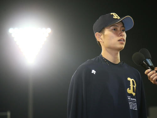 楽天対オリックス　ヒーローインタビューに答えるオリックス山岡（撮影・足立雅史）