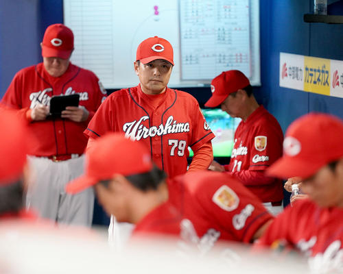 7回表終了、選手交代を告げたベンチの緒方監督（撮影・森本幸一）