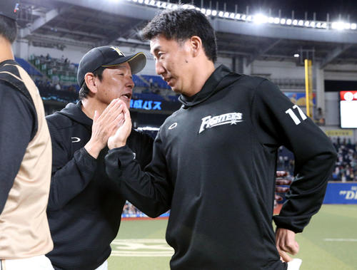 ロッテ対日本ハム　日本ハム浦野（右手前）を出迎える栗山監督（撮影・佐藤翔太）