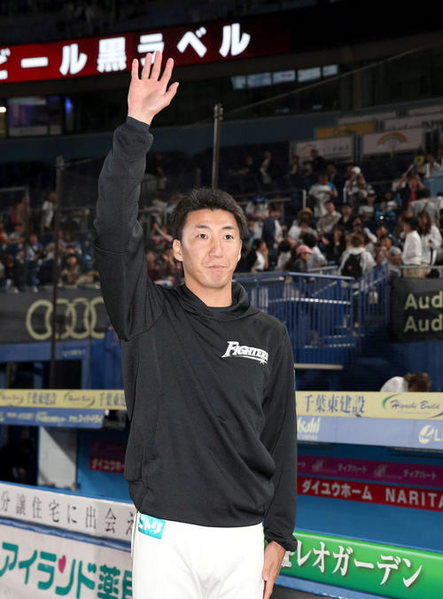 ロッテ対日本ハム　スタンド応援席に向かって手を降る日本ハム浦野（撮影・佐藤翔太）
