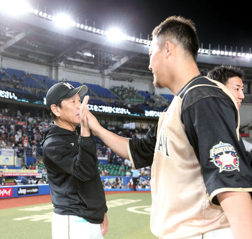 ロッテ対日本ハム　日本ハム中田（右手前）を出迎える栗山監督（撮影・佐藤翔太）