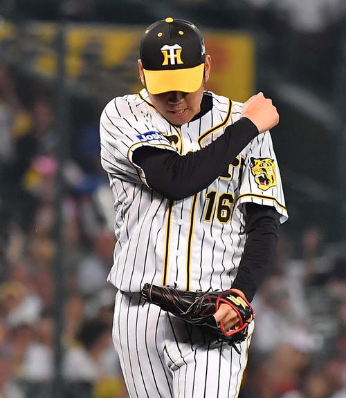 5回表巨人2死、岡本和真から三振を奪いグラブを叩く西勇輝（撮影・上田博志）