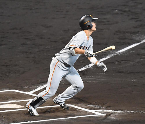 阪神対巨人　6回表巨人無死、大城卓三は右越え本塁打を放つ（撮影・奥田泰也