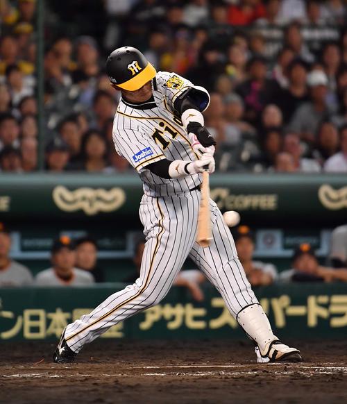 阪神対巨人　7回裏阪神1死三塁、同点中犠飛を放つ原口文仁（撮影・上田博志）