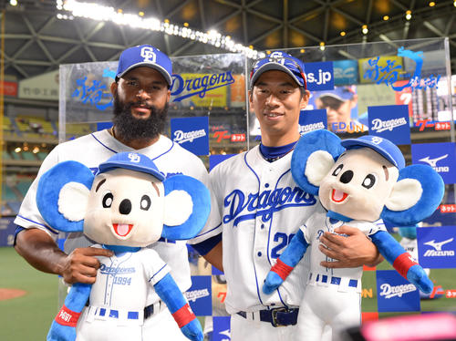 中日対広島　お立ち台で笑顔を見せるアルモンテ（左）と山井（撮影・森本幸一）
