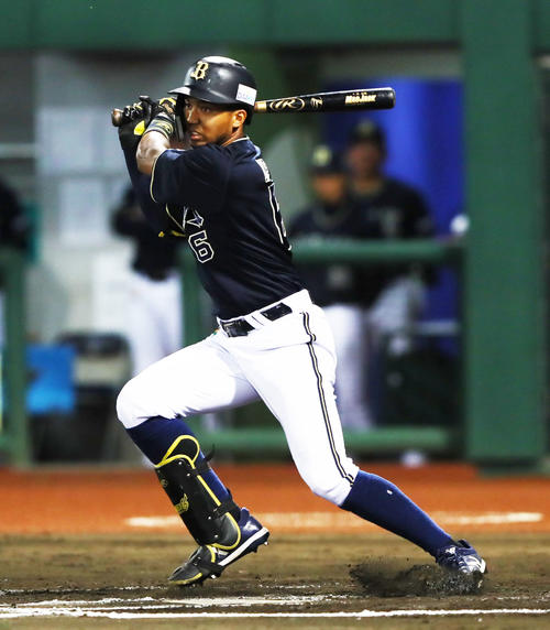 楽天対オリックス　7回表オリックス2死二塁、左前適時打を放つ宗（撮影・足立雅史）