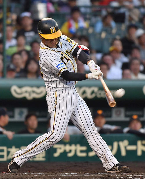 阪神対巨人　2回裏阪神2死、左越え同点本塁打を放つ坂本（撮影・上田博志）