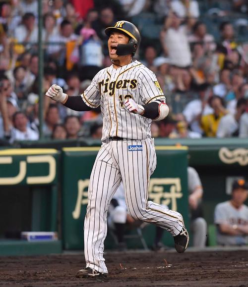 阪神対巨人　2回裏阪神2死、左越えに同点ソロ本塁打を放ちガッツポーズする坂本（撮影・上田博志）