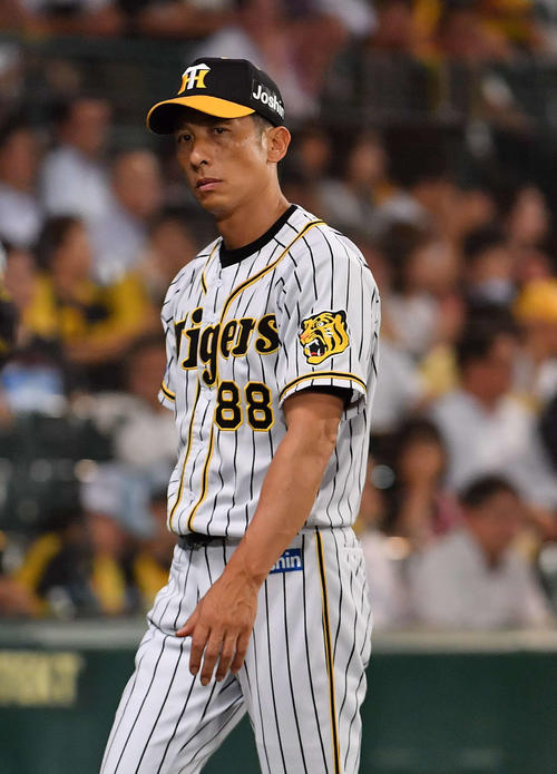 6回、投手交代を告げる矢野監督（撮影・上田博志