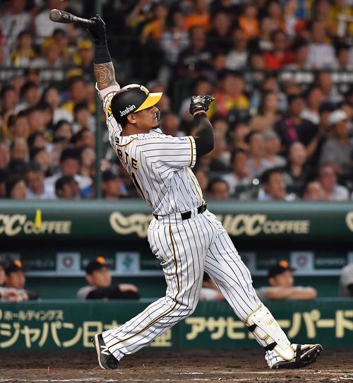 阪神対巨人　7回裏阪神無死、マルテは中越え二塁打を放つ（撮影・上田博志）