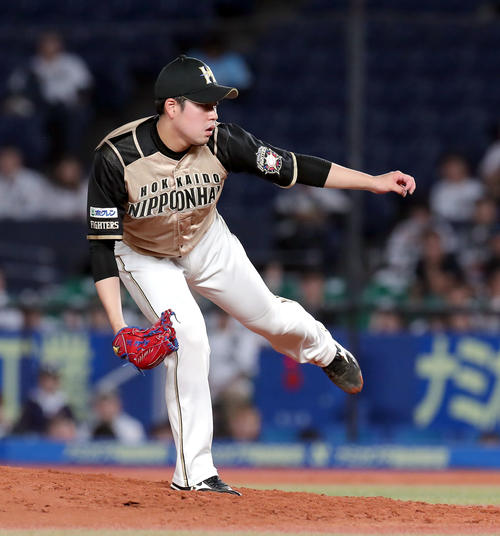 ロッテ対日本ハム　8回から登板する日本ハム堀（撮影・佐藤翔太）