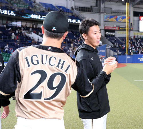ロッテ対日本ハム　日本ハム井口（左手前）からウイニングボールを手渡される浦野（撮影・佐藤翔太）