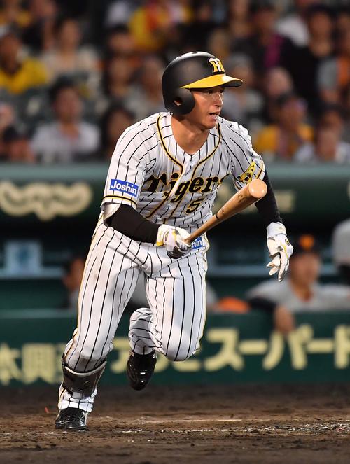 阪神対巨人　9回裏阪神2死一、二塁、二ゴロに倒れる近本光司（撮影・上田博志）