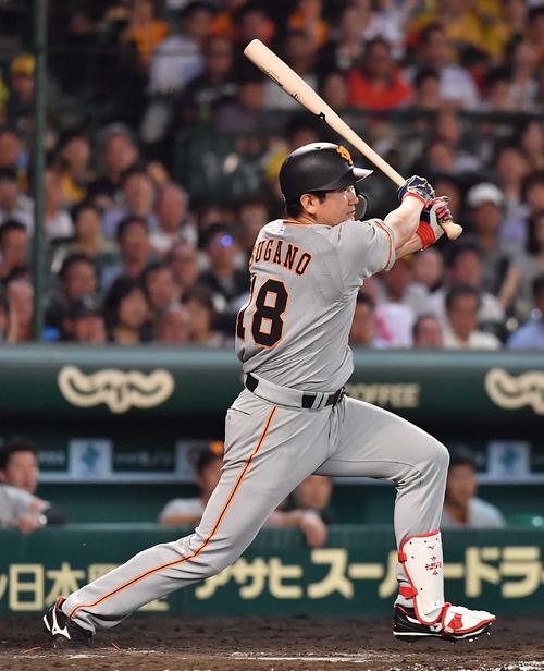 　4回表巨人2死二塁、中越えに同点適時二塁打を放つ菅野智之（撮影・上田博志）