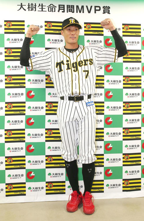 6月度の大樹生命月間MVP賞に輝き会見する糸井嘉男（撮影・上山淳一）