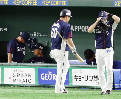 ソフトバンク対西武　2回表西武2死、中村（手前）は空振り三振に倒れがっくり引き揚げる。後方左から2人目は辻監督（撮影・浅見桂子）