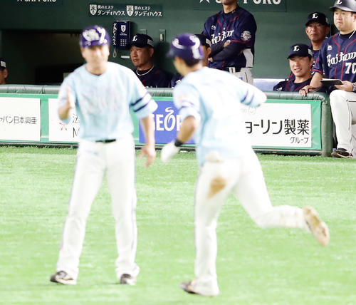 ソフトバンク対西武　9回裏ソフトバンク1死、上林（手前右）に右翼に同点ソロ本塁打を許し、厳しい表情の西武辻監督（中央奥）（撮影・浅見桂子）