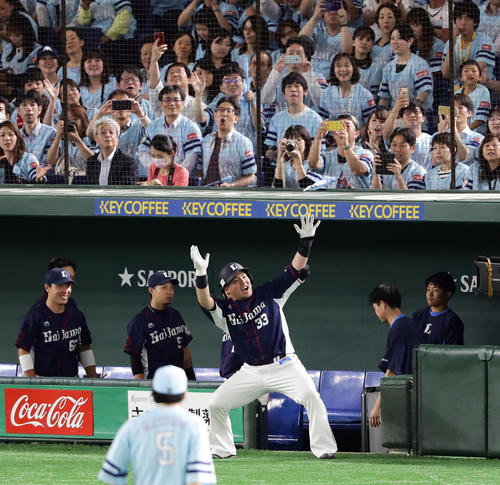 ソフトバンク対西武　6回表西武無死、山川は左翼ソロ本塁打を放ち、スタンドにどすこいポーズ（撮影・浅見桂子）