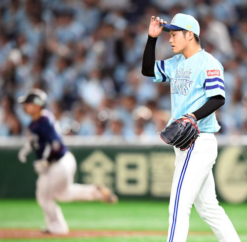 ソフトバンク対西武　9回表西武2死三塁、森友哉に2点本塁打を浴びる甲斐野（撮影・たえ見朱実）