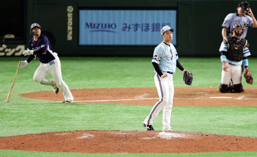 ソフトバンク対西武　9回表西武2死三塁、森に逆転2点本塁打を許し、打球を見つめる甲斐野（撮影・浅見桂子）