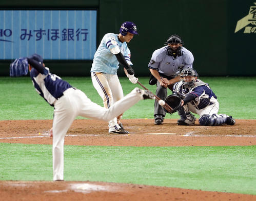 ソフトバンク対西武　9回裏ソフトバンク1死、上林は右翼に同点ソロ本塁打を放つ。投手増田（撮影・浅見桂子）