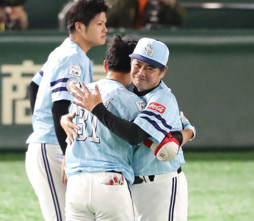 ソフトバンク対西武　12回裏ソフトバンク1死満塁、栗原（左）がサヨナラ中犠飛を放ち、笑顔で抱擁する工藤監督（撮影・浅見桂子）