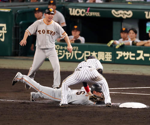 阪神対巨人　9回表巨人1死二、三塁、阪神坂本のけん制でアウトとなる三走坂本勇（撮影・前田充）