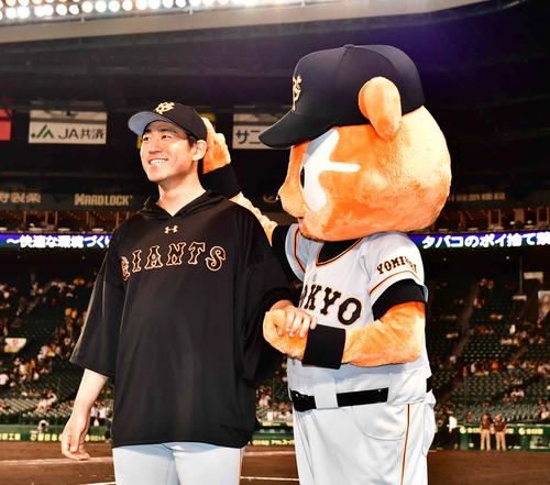 阪神対巨人　今季4勝目を挙げた巨人先発の桜井（左）はジャビットに頭をなでられて笑顔を見せる（撮影・小沢裕）