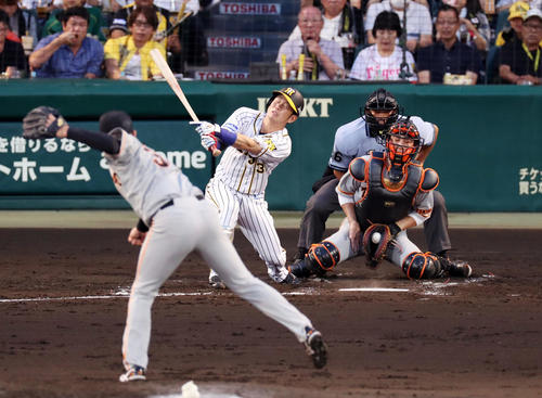 阪神対巨人　3回裏阪神2死一、二塁、空振り三振に倒れる糸原（撮影・前田充）