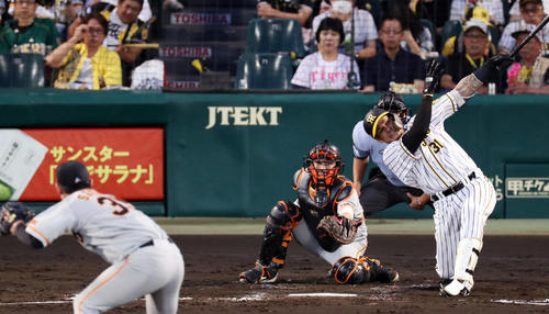 阪神対巨人　4回裏阪神1死一塁、三直に倒れるマルテ（撮影・前田充）