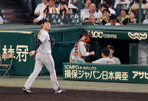 阪神対巨人　5回裏の阪神打線を3者凡退に抑え、ベンチへ戻る桜井（左）（撮影・前田充）