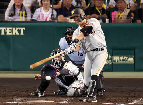 阪神対巨人　8回表巨人1死三塁、先制の遊ゴロを放つ中島（撮影・前田充）