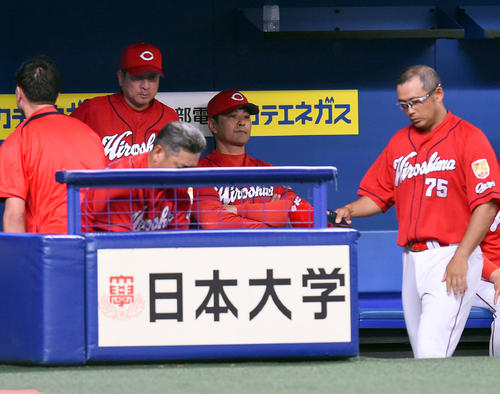 7回、広島ベンチの緒方孝市監督（撮影・森本幸一）