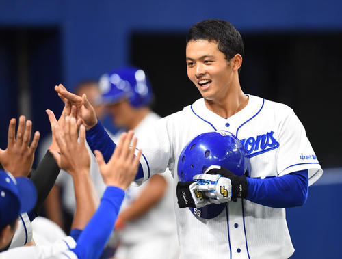 5回裏中日攻撃終了、ベンチ前でナインと笑顔でタッチを交わす石橋康太（撮影・森本幸一）