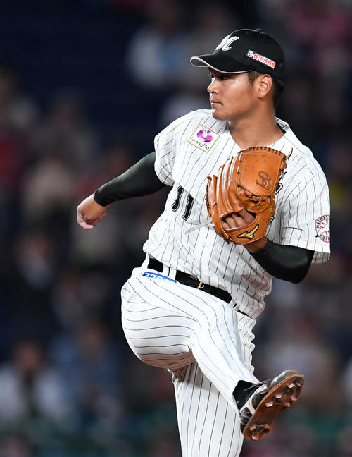 ロッテ対日本ハム　5回表日本ハム2死、清宮を三振に仕留める佐々木（撮影・横山健太）