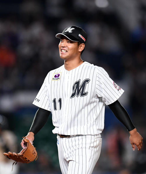 ロッテ対日本ハム　7回表を無失点に抑え笑顔を見せるロッテ佐々木（撮影・横山健太）