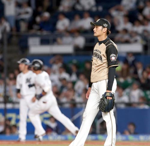 ロッテ対日本ハム　3回裏ロッテ無死満塁、清田（左奥）に左越え満塁本塁打を浴びる日本ハム中村（撮影・佐藤翔太）