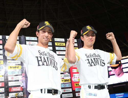 お立ち台でガッツポーズする福田（左）と高橋礼（撮影・梅根麻紀）