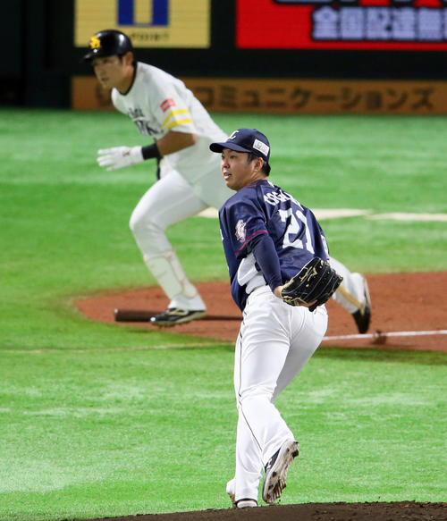1回裏ソフトバンク2死一、二塁、上林に右前適時打を浴びる十亀（撮影・栗木一考）
