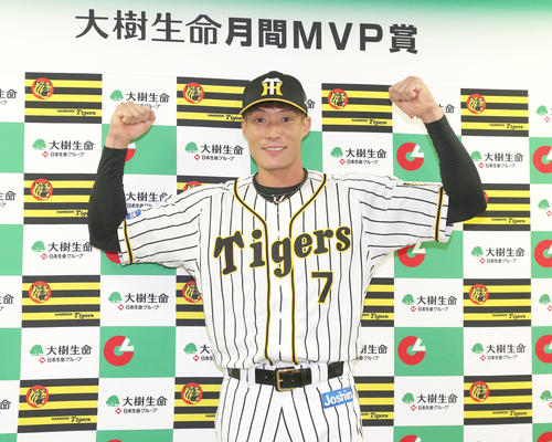 6月度の大樹生命月間MVP賞に輝き会見する糸井嘉男（撮影・上山淳一）